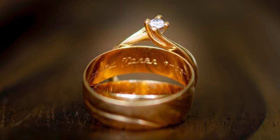 黃金借錢一直都是當鋪熱門的業務,因為他是高價美觀、質地穩定,且具有保值性的貴金屬中,被國際認可的期貨買賣商品,所以具有相當重要的地位,一直都是投資市場的寵兒,而除了投資價值,實體黃金還具收藏價值,所以不少人在手中短缺時會考慮用典當黃金的方式借錢,度過難關後再到當鋪贖回黃金。黃金象徵著富貴吉祥...