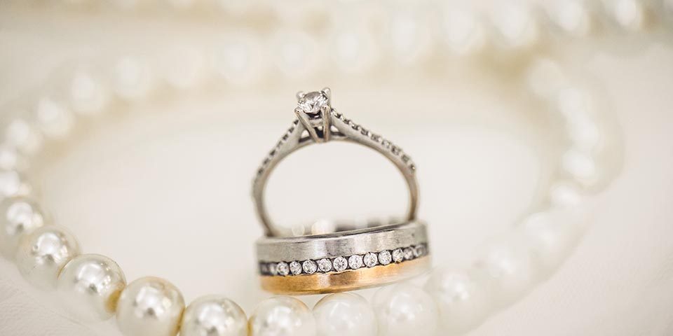 很多人聽過當鋪,卻不太了解當鋪業務內容、當鋪收什麼典當物,其實當鋪除了單純的典當質借以外,也可以將自身持有的有價物,直接賣給當舖,舉例來說,如果手中握有的黃金不想保留了,除了可以賣給銀樓以外,也可以選擇賣給當舖,各家銀樓跟當舖的收購價都有所差異,但一般而言,當舖收購黃金的價錢,會比銀樓漂亮一些。