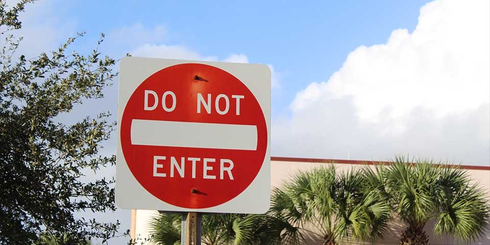 許多只領基本月薪的人,幾乎無法應付萬物皆漲的消費社會,只要生活上有一點意外,額外的開銷就成了難題,「借錢」是解決臨時性問題最快的方法,但是,該跟誰借呢?有些人選擇向親友借錢、有些則選擇金融機構、也有些選擇民間借貸公司,但無論對象是誰,在借錢之前,都要先搞清楚借錢的原因是什麼?假如你要到當鋪借錢,就該先了解當鋪借錢風險有哪些。