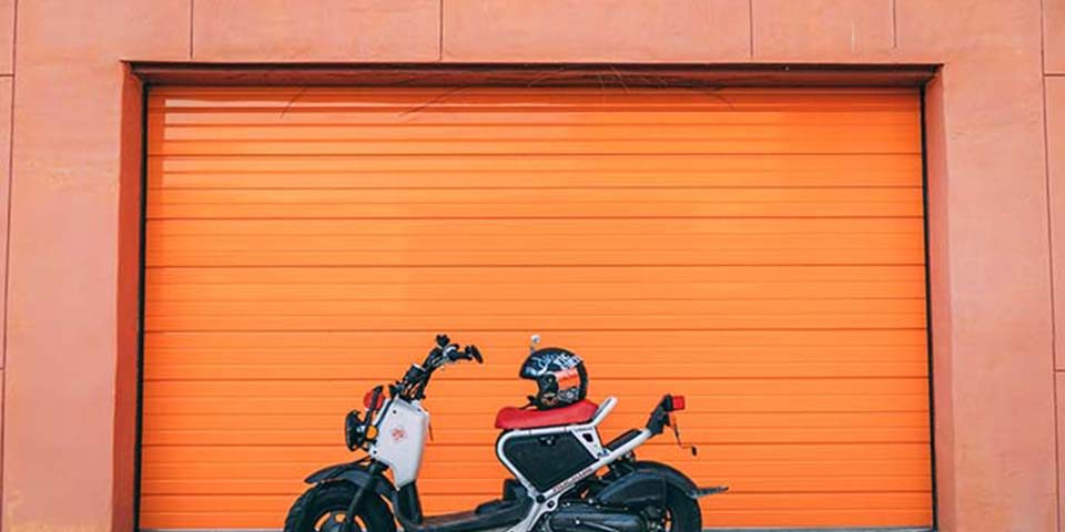 李先生任職於傳統產業的生產線,這幾年,傳產漸漸沒落,公司因應時勢的作法便是放無薪假,最初,一個月的無薪假是不超過三天的,但隨著國際情勢的變化,每個月放無薪假的天數愈來愈多,一年裡大概只有一、兩個月能領到全薪,他當然想過要轉行換個工作,也趁著休息的時候到其他公司面試,但都沒有結果...