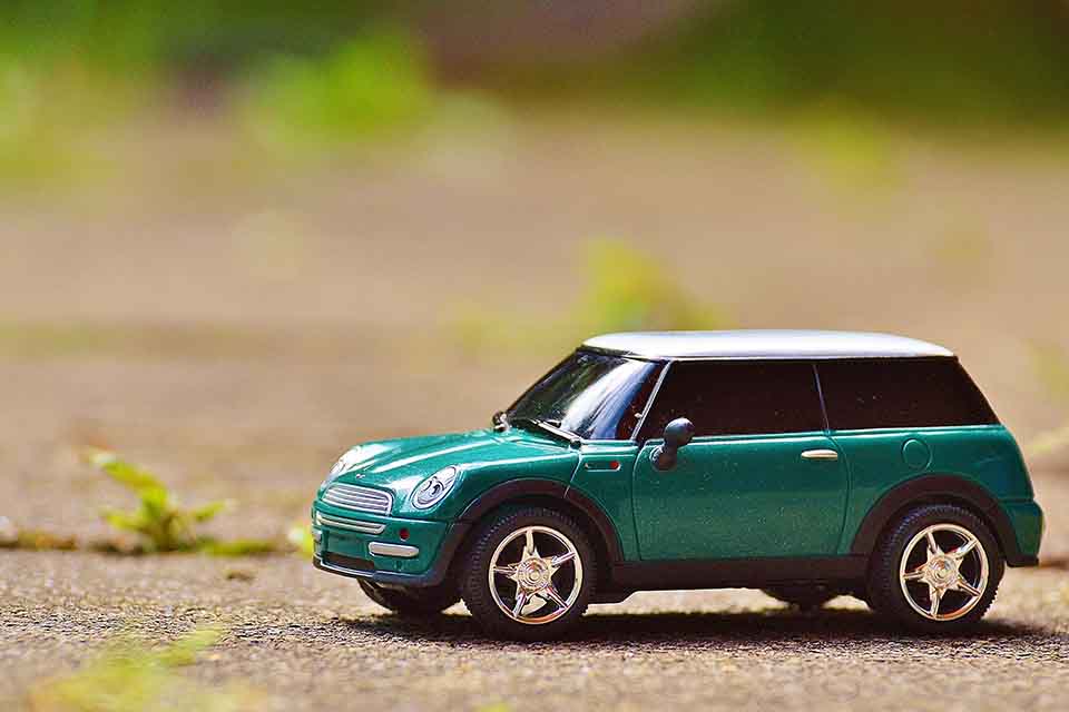 借貸一般分為無擔保品跟有擔保品兩大類,有無擔保品對貸款方而言是風險上的差異,所以會有不一樣的審核條件;信用貸款則會以信用評分為標準,屬於無擔保品借貸。舉例來說,以汽車作為擔保品向貸款方借錢的汽車借貸,就是很典型有明確擔保品的例子,這類型的汽車抵押貸款銀行跟民間貸款公司都可以辦理。現今社會購買汽車的人愈來愈多,有擔....