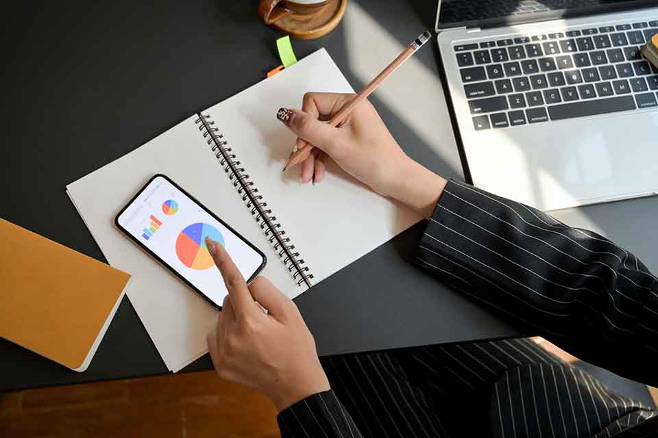 想借錢時,如果有可以抵押質借品可以到當舖借錢,大家通常可能會想就近找附近當鋪借錢,但這樣不一定聰明的作法。當然,借款人會找借錢當鋪民間貸款,往往就是求快速方便,這樣的邏輯雖然說得通,但是,同樣都是「便利」的概念,我們可以到巷口的便利商店買東西,卻不能因為方便就隨意找附近當舖借錢。就好比我們求醫會選擇好醫生,為的就...